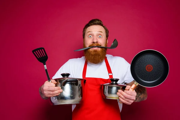 Spaventato chef con barba e grembiule rosso è pronto da cucinare — Foto Stock