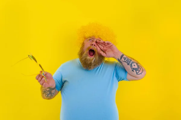 Fat annoyed man with wig in head and sunglasses — Stock Photo, Image