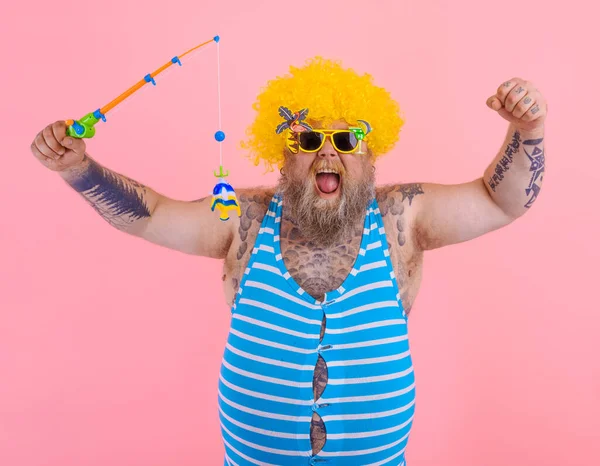 Grasso uomo felice con la barba e occhiali da sole divertirsi con la canna da pesca — Foto Stock
