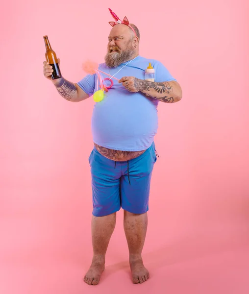 Şişman düşünceli adam düşünceli bir bebek gibi davranıyor ama bira içiyor. — Stok fotoğraf