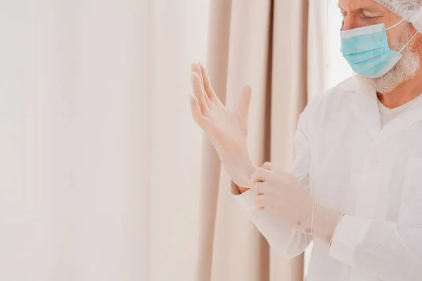 Läkare med mask och ansiktsskydd är redo att arbeta på sjukhus — Stockfoto