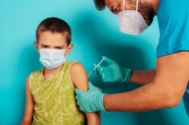 Doktor Covid19 Coronavirus 'a karşı bir çocuğa aşı enjekte etti.