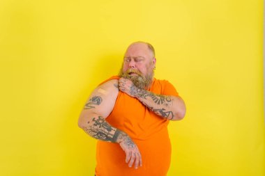 Düşünceli adam covid aşıyı aldı ama şüpheleri var.