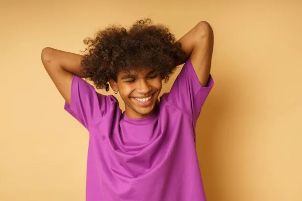 Щасливий чоловік з фіолетовою футболкою щасливий і бездумний — стокове фото