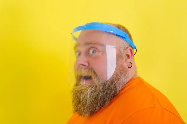 Verbazingwekkende man met baard en tatoeages draagt een beschermend gezichtsschild tegen covid-19 — Stockfoto