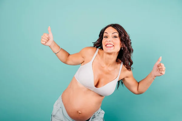 Těhotná šťastná žena očekává dítě hladí její břicho — Stock fotografie