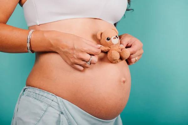 Mujer embarazada esperando un niño acaricia su vientre — Foto de Stock