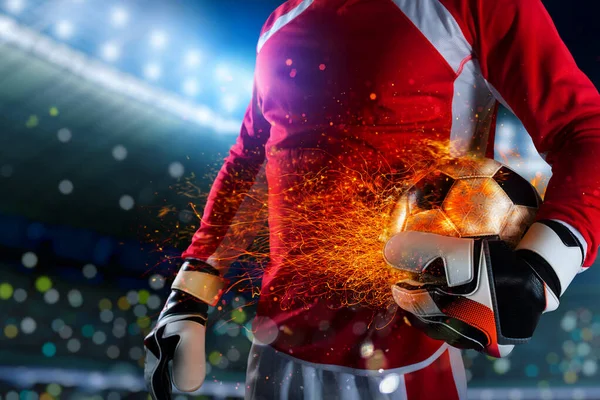 Jugador portero listo para jugar con fútbol ardiente — Foto de Stock