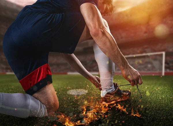 Fotbollsspelare med eldig sko redo att spela — Stockfoto