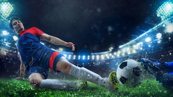 Scena piłkarska z rywalizującymi piłkarzami na stadionie — Zdjęcie stockowe