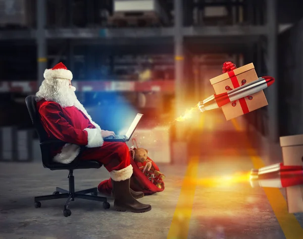 Babbo Natale consegna ordini online da un computer portatile — Foto Stock