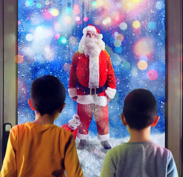 Gyerekek figyeli Mikulás az ablakon keresztül — Stock Fotó