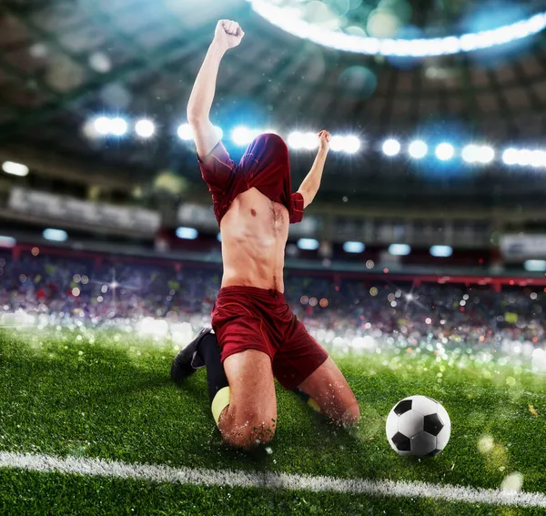 Il giocatore di calcio di successo vince la partita di calcio — Foto Stock