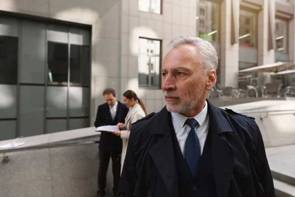 Geschäftsmann aus dem Büro blickt weit voraus — Stockfoto