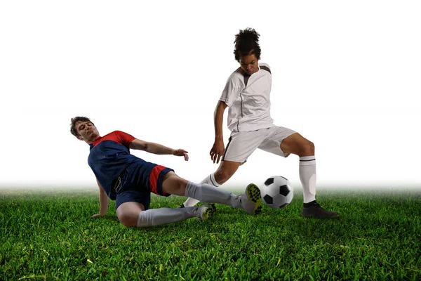 Scena piłkarska z rywalizującymi piłkarzami na stadionie — Zdjęcie stockowe