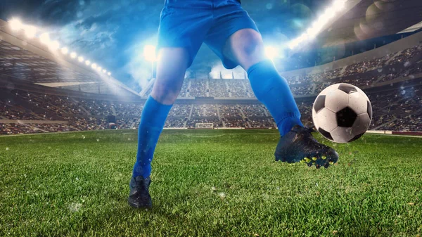 Futbolcu stadyumda topa vurmaya hazır.