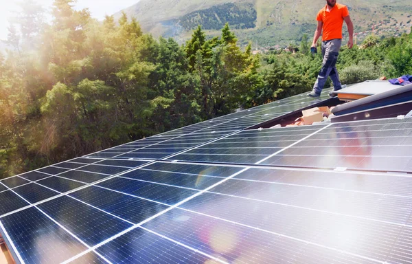 Sistema de energia renovável com painel solar no telhado — Fotografia de Stock