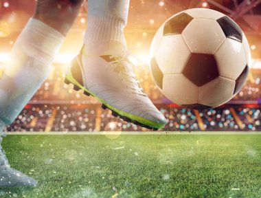 Futbolcu stadyumda topa vurmaya hazır.