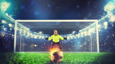 Ateşli futbol penaltı atışına hazır.