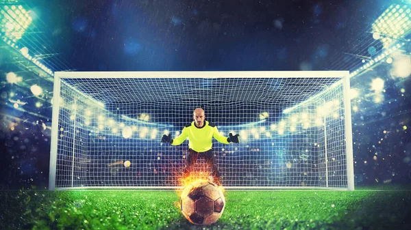 Fiery soccerball pronto para ser chutado em um pênalti — Fotografia de Stock