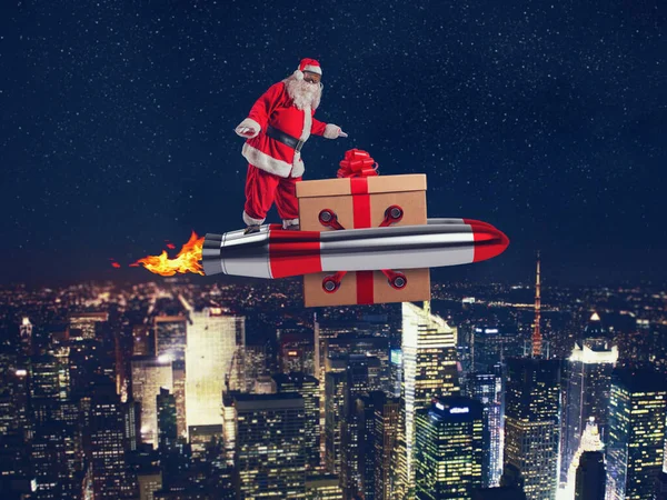 Papai Noel oferece presentes com um foguete espacial rápido — Fotografia de Stock