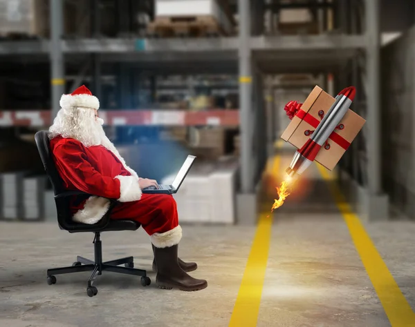 Santa claus levererar online-beställningar från en bärbar dator — Stockfoto