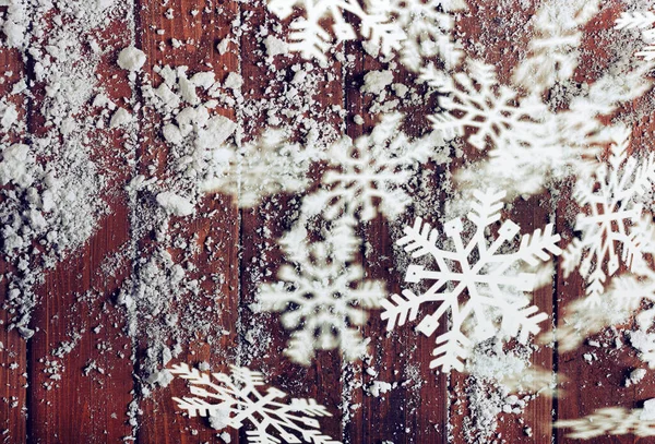 Різдвяний фон зі снігом на дерев'яній підлозі — стокове фото