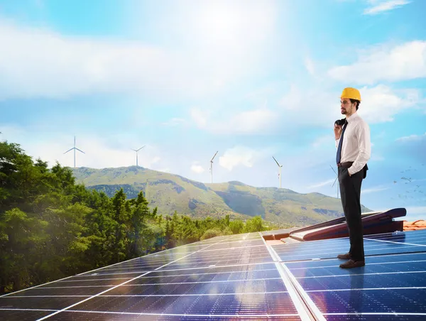 Architect follows the project of photovoltaic panels — Stock Photo, Image