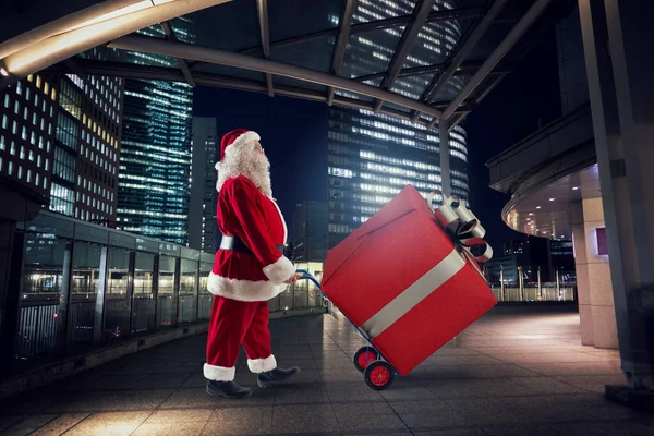 Père Noël livre un grand cadeau pour Noël — Photo