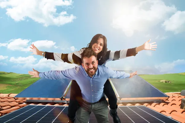 La famille utilise un système d'énergie renouvelable avec panneau solaire — Photo