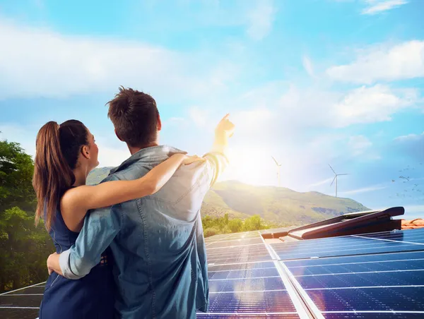 Familia utiliza sistema de energía renovable con panel solar —  Fotos de Stock
