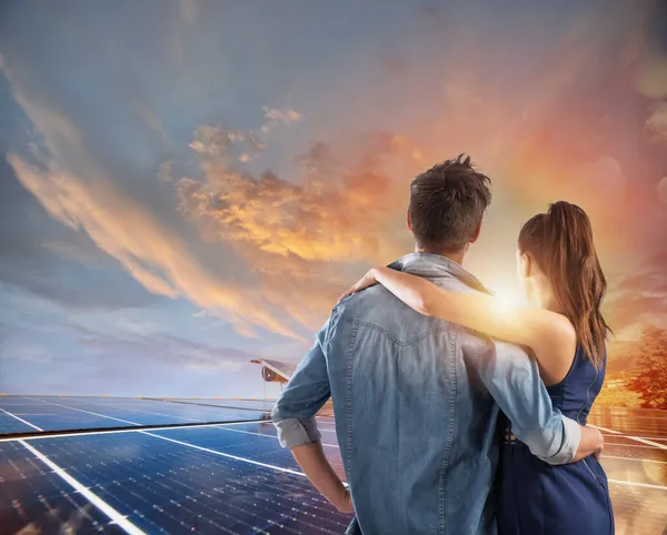 Aile güneş paneli ile yenilenebilir enerji sistemi kullanıyor — Stok fotoğraf