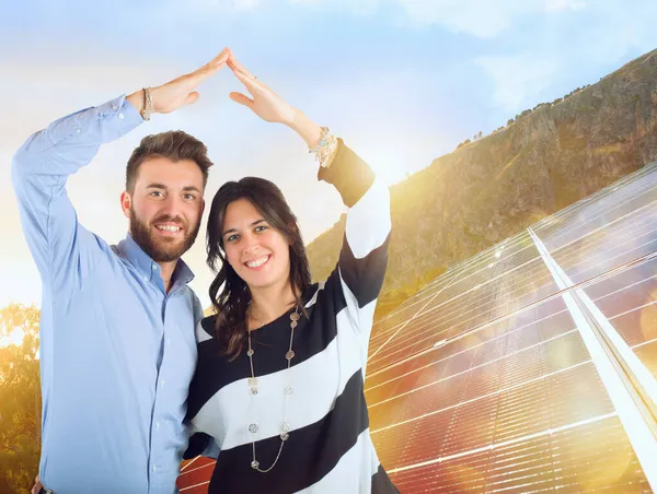 Familie gebruikt hernieuwbare energie systeem met zonnepaneel — Stockfoto