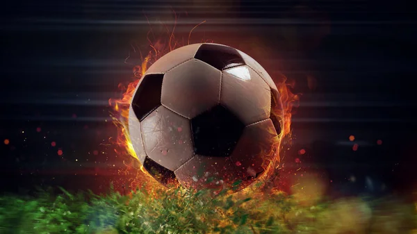 Футбольний м'яч у полум'ї швидко йде на поле стадіону — стокове фото