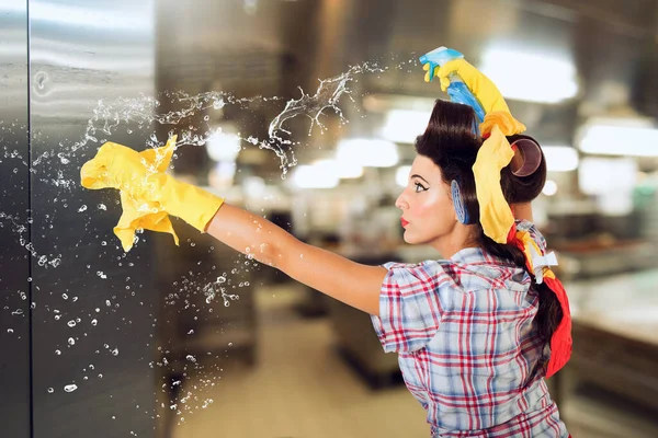 Забавная домохозяйка чистит и дезинфицирует, чтобы держать микробы подальше — стоковое фото