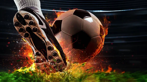 Мощный удар футболиста огненным мячом — стоковое фото