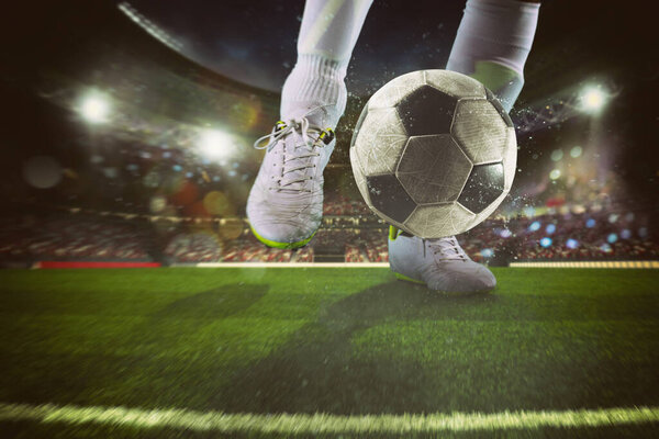 Крупный план футбольной сцены с игроком, пинающим мяч на стадионе
