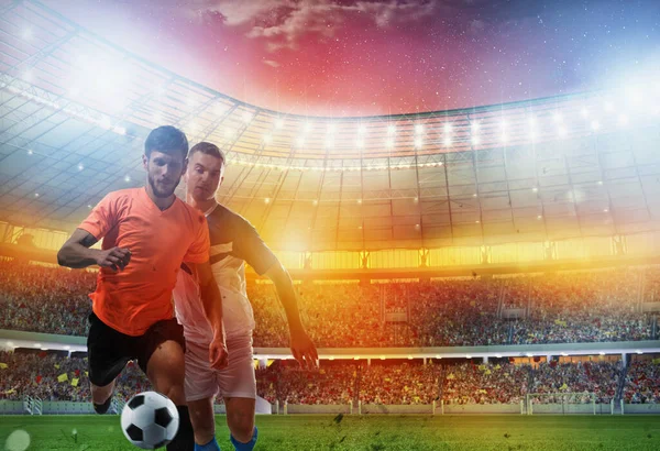 Fotbollsspelare spela med soccerbal på stadion — Stockfoto