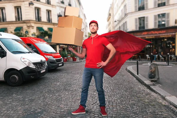 Superhrdina muž s červenou uniformou před obchody pro dodání a vyzvednutí zboží — Stock fotografie