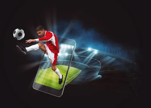 Смотреть живое спортивное событие на вашем мобильном устройстве. Ставки на футбольные матчи — стоковое фото