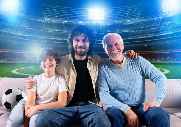 Grootvader, vader en kleinkind die een live streaming voetbalwedstrijd kijken — Stockfoto