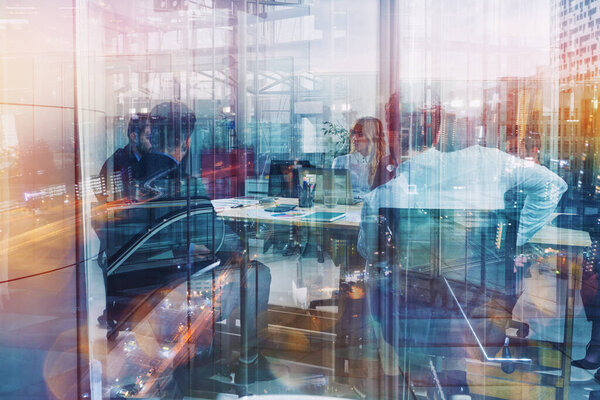 Группа деловых людей работает вместе в офисе