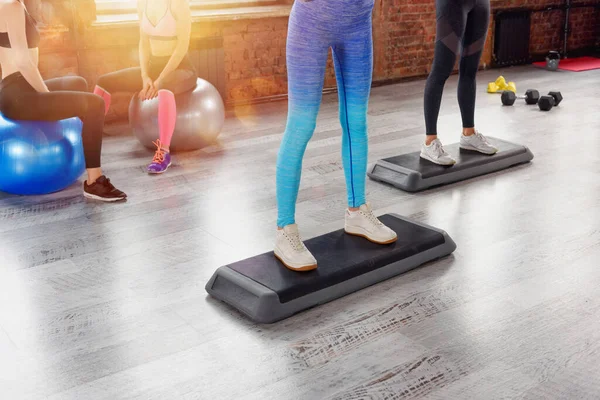 Group of women do exercises at the gym — Stock Photo, Image