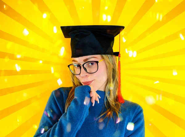 Frau freut sich über Abschluss und Studienerfolg — Stockfoto