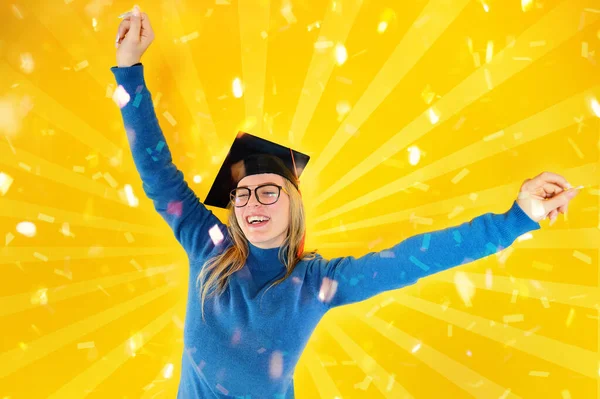 La mujer está feliz de haber logrado la graduación y el éxito en los estudios —  Fotos de Stock