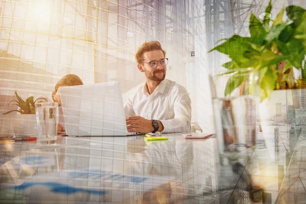 Geschäftsleute im Büro arbeiten während eines Meetings zusammen — Stockfoto