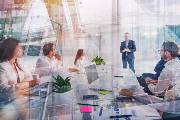 Empresários no escritório trabalham juntos durante uma reunião — Fotografia de Stock