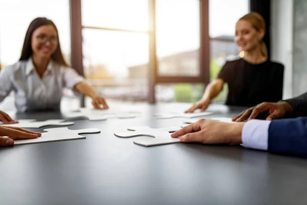 Il lavoro di squadra dei partner collega pezzi di puzzle come integrazione e avvio — Foto Stock