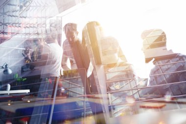 Bir grup iş adamı ofiste birlikte çalışıyor.