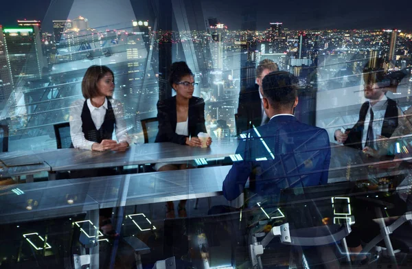 Grupp av affärsmän arbetar tillsammans på kontoret — Stockfoto
